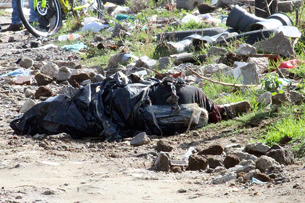 Macabro hallazgo: abandonan cadáver embolsado y con el rostro destrozado
