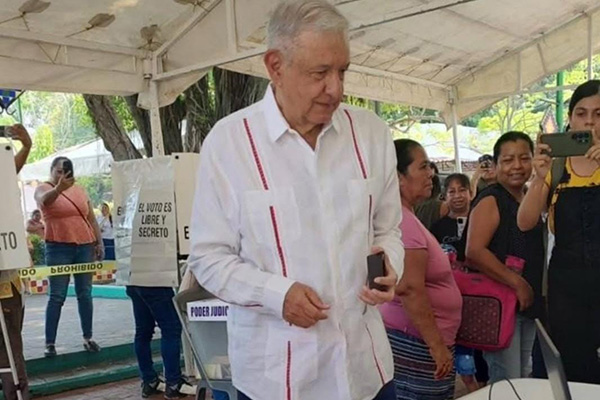 AMLO acude a votar con acordeón ante un ambiente de urnas vacías e incertidumbre