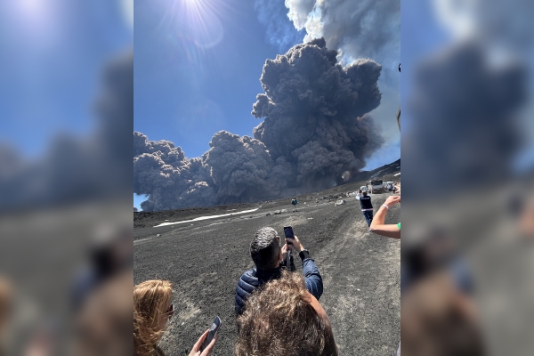 El Etna entra en erupción: gigantesca nube de ceniza cubre Sicilia
