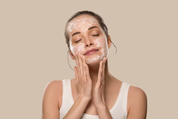 “Piel de cavernícola”, la tendencia viral que preocupa a dermatólogos