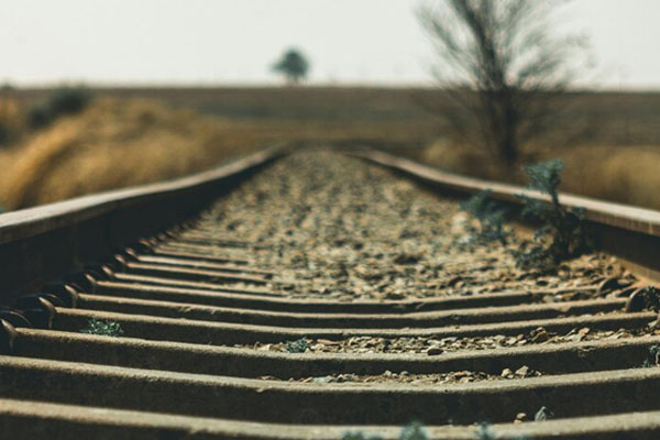 Se durmió junto a las vías… y el tren lo alcanzó