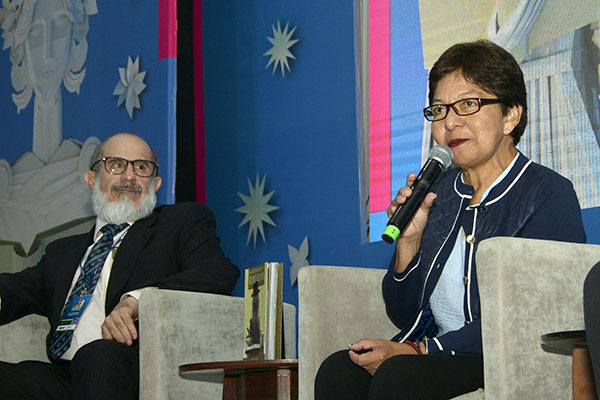 Lilia Cedillo presenta libro sobre microbiología y salud en la FENALI 2025