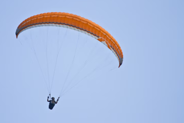 Trágica muerte: influencer entra en pánico y suelta su arnés en pleno vuelo de parapente