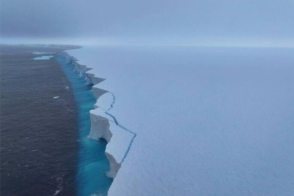 El mayor iceberg del mundo vuelve a estar a la deriva sobre el océano Antártico