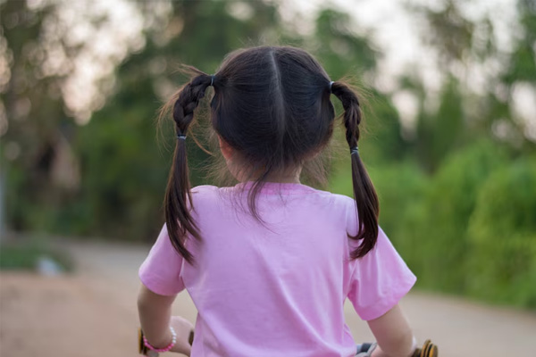 Una niña salva a su pequeña hermana de ser arrollada por un auto