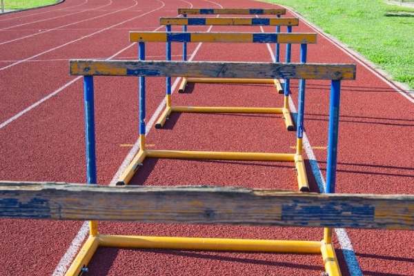Carrera de infarto: atleta convierte un tropiezo en una insólita victoria
