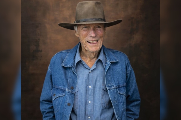 Periodista termina sin trabajo por publicar entrevista falsa con Clint Eastwood