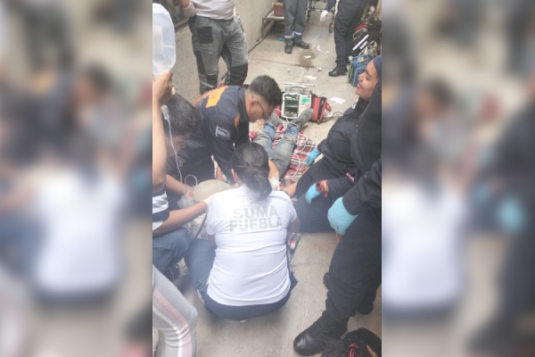 Sujeto sobrevive a una caída desde el tercer piso de un domicilio