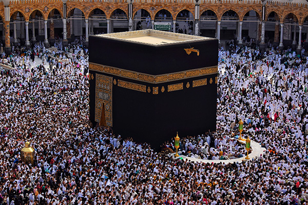 Arabia Saudita lucha contra el calor mientras recibe a un millón de peregrinos