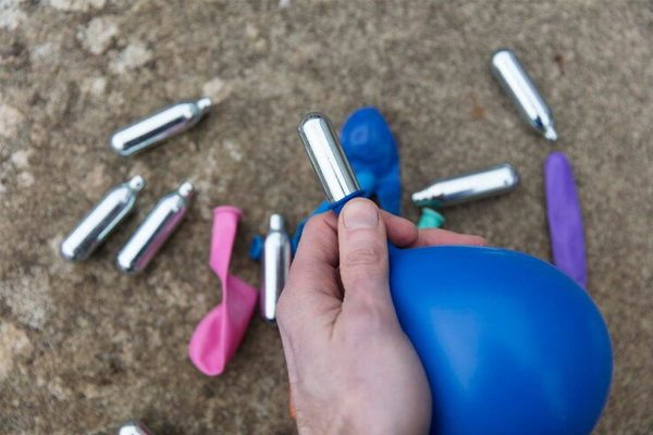 Gas de la risa: ¿por qué cobró fuerza la tendencia de consumo entre los jóvenes?