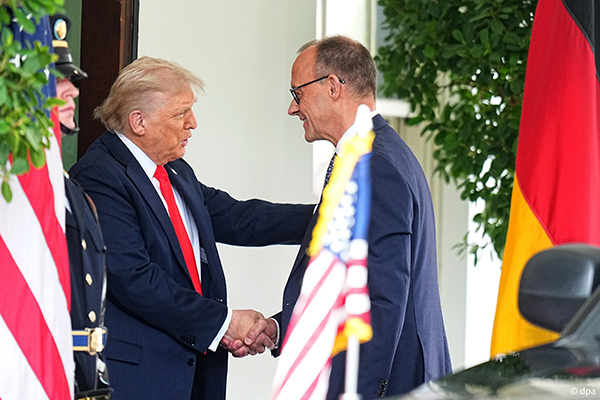 Merz regala al presidente de EU certificado de nacimiento de su abuelo Frederick Trump