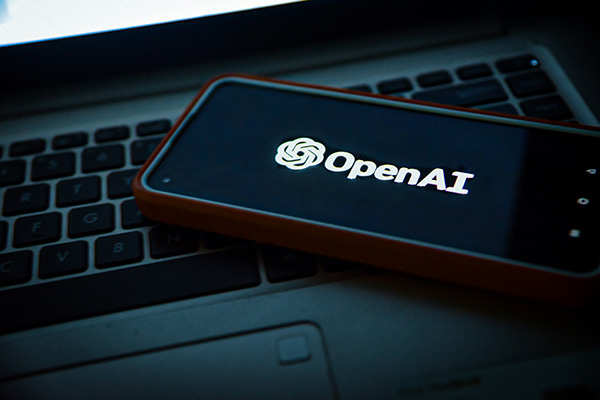 ¿OpenAI debe guardar las conversaciones en ChatGPT o eliminarlas?