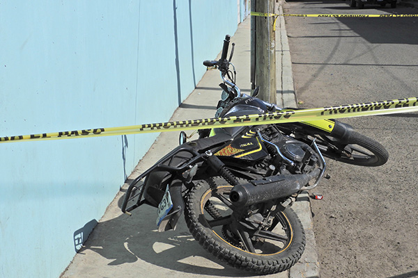 Sin casco y a exceso de velocidad: adolescente pierde la vida en su moto