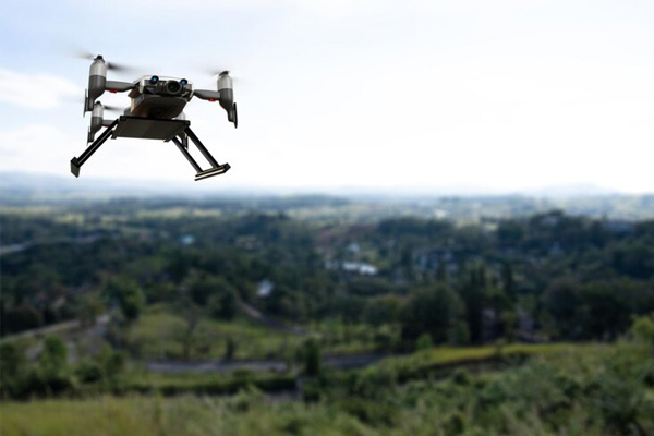 Trump firma orden para prohibir que drones sobrevuelen infraestructura crítica en EU