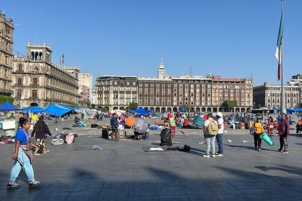 Maestros de la CNTE consultarán propuesta del gobierno tras levantar plantón