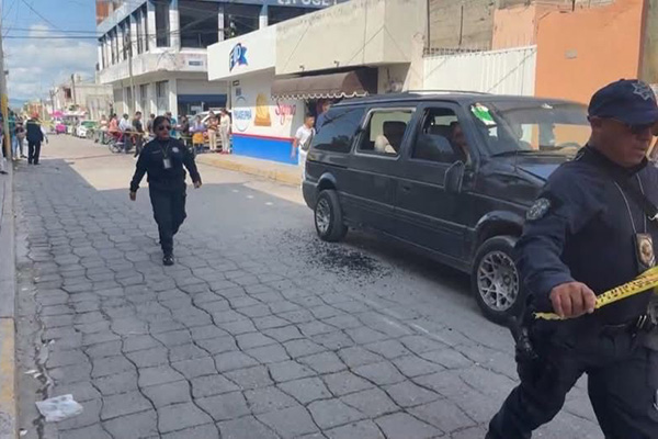 Otro asesinado dentro de una camioneta; sicarios chocan y huyen a pie