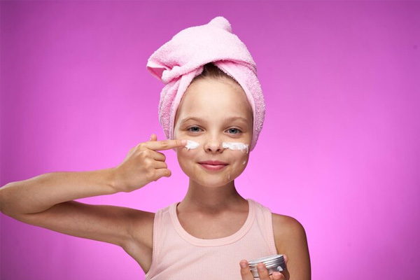 Rutinas de skincare en TikTok exponen a niñas a alergias cutáneas permanentes