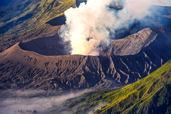 Volcán Semeru entra en erupción en Indonesia