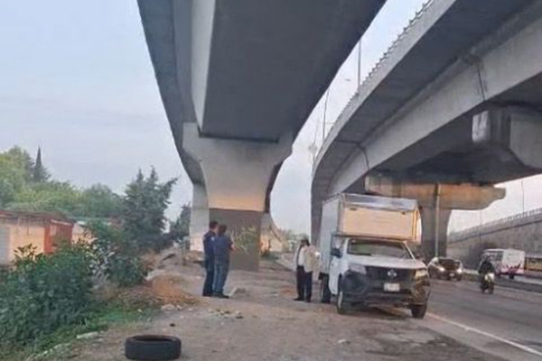 Asaltan a panadero, huyen con su camioneta y la dejan abandonada al ver a la policía