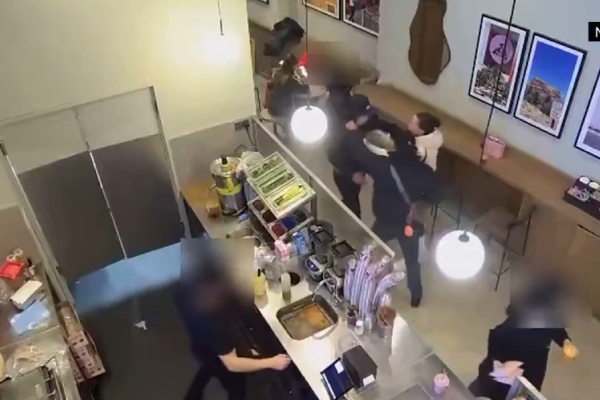 Actriz de Bridgerton enfrenta a golpes a ladrón en cafetería de Londres