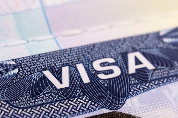 Landau ordena cancelar visa de consejera de Morena tras polémica publicación