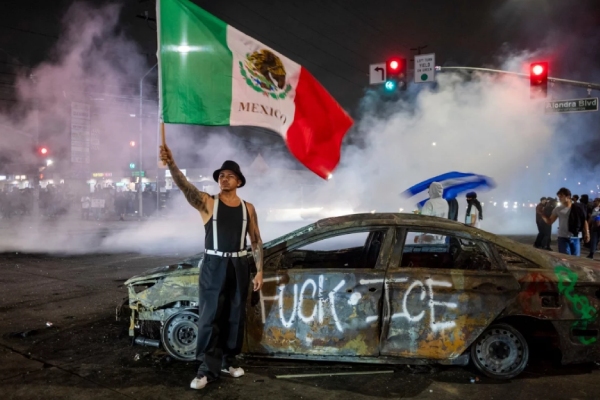 Migrantes usan redes sociales como modo de alerta ante las redadas del ICE