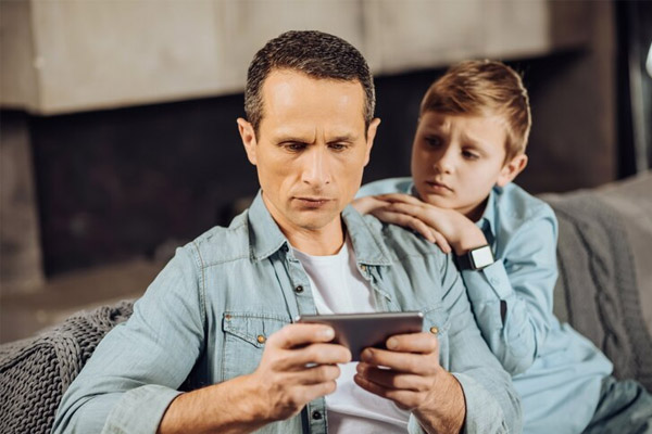 Adicciones digitales empujan a los hombres fuera de la vida familiar
