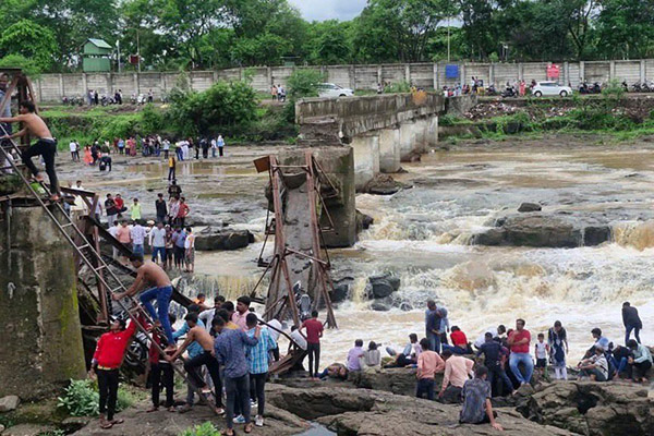 Colapso de puente deja 2 muertos y 32 heridos en India