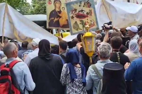 Policía usa la fuerza contra manifestantes antiLGBT en Moldavia