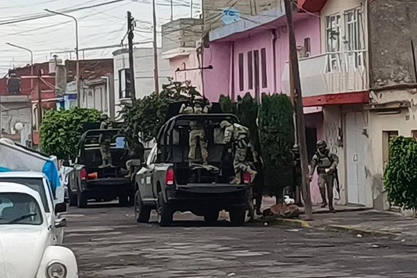 Ejecutan a presunto extorsionador; dejan mensaje junto a su cadáver