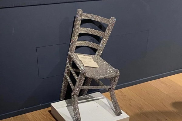 La pesadilla del museo: turista rompe la silla “Van Gogh” en Verona y enfrenta demanda
