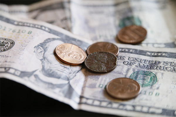 La cumbre del G7 coincide con el nivel más bajo del dólar en años