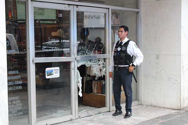 ¡Otra vez! Segundo cristalazo al Sanborns del CH en menos de un mes