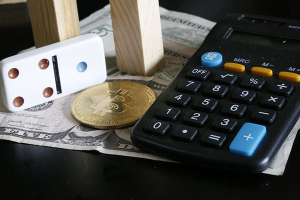Empresas de EU y Japón apuestan miles de millones a bitcoin en plena volatilidad