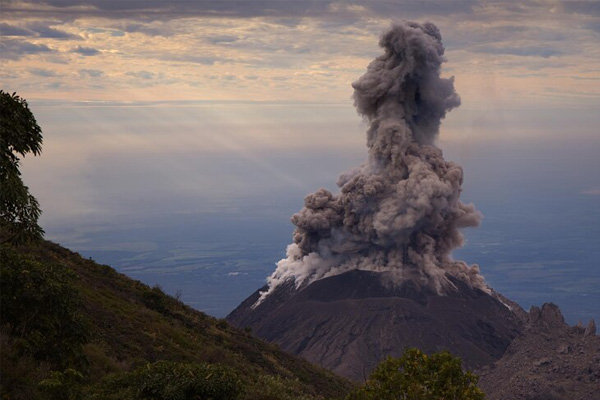 Volcán indonesio en nivel de alerta máxima tras potente erupción