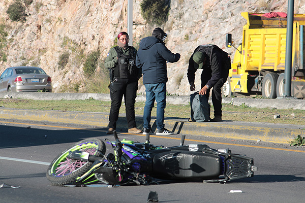 Camión de basura impacta a motociclistas; el conductor está fugitivo