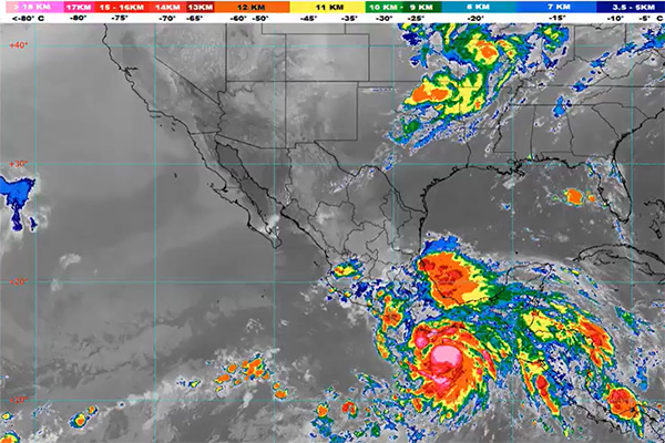 Huracán Erick se intensifica a categoría 2 en trayectoria hacia costas del sur de México