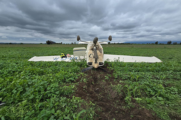 Avioneta termina volcada tras aterrizaje forzoso en Huejotzingo