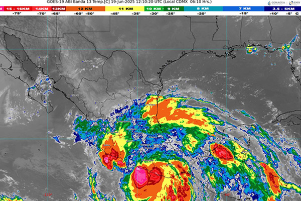 Huracán Erick toca tierra como categoría 3 en costas de Oaxaca
