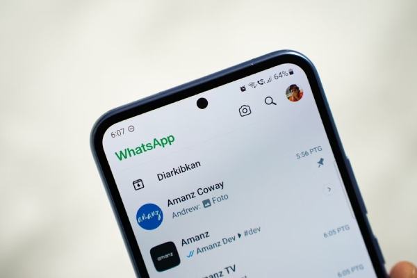 WhatsApp enciende las alarmas en ciberseguridad tras la incorporación de anuncios