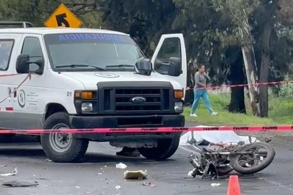 Motociclista pierde la vida tras brutal impacto contra un auto
