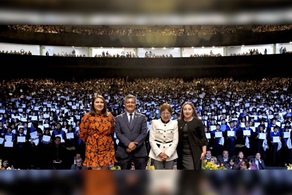 Preside Lilia Cedillo graduación de egresados de preparatorias