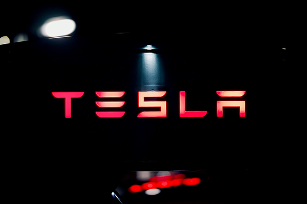 Tesla firma un acuerdo de inversión con China pese a advertencias de Trump