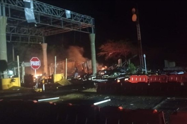 Al menos dos muertos deja atentado con explosivos en punto de peaje de Colombia
