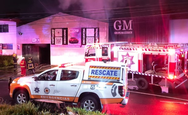 Bomberos combaten incendio en taller de hojalatería y pintura