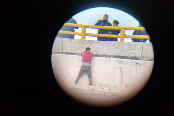 Rescatan a hombre que intentaba lanzarse desde un puente