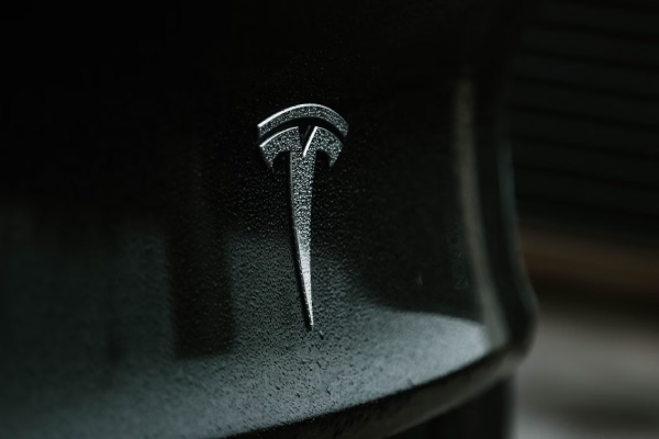 Robotaxis de Tesla comienzan a operar en EU con tarifas accesibles