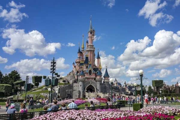 Detienen a británico en Disneyland tras intentar casarse con niña de 9 años