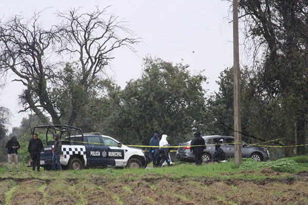 Hallan tres cuerpos con signos de tortura en un auto robado