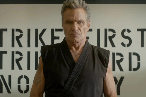 Actor de "Cobra Kai" muerde brutalmente a una compañera durante convención